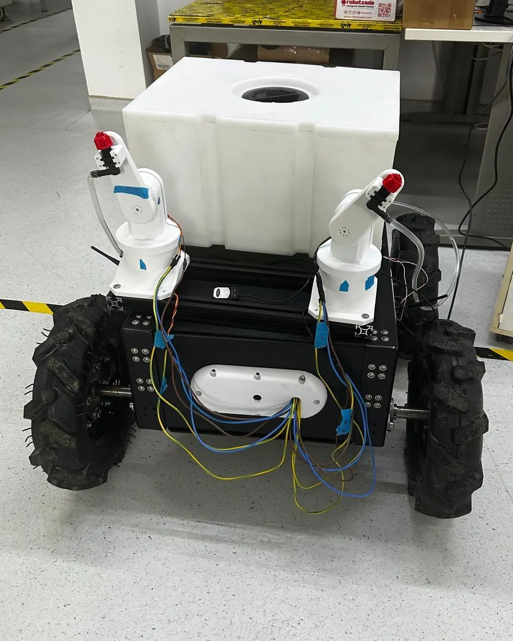 İlaçlama modülü takılı robot: 55 litrelik tank ve iki nozüllü robot kol