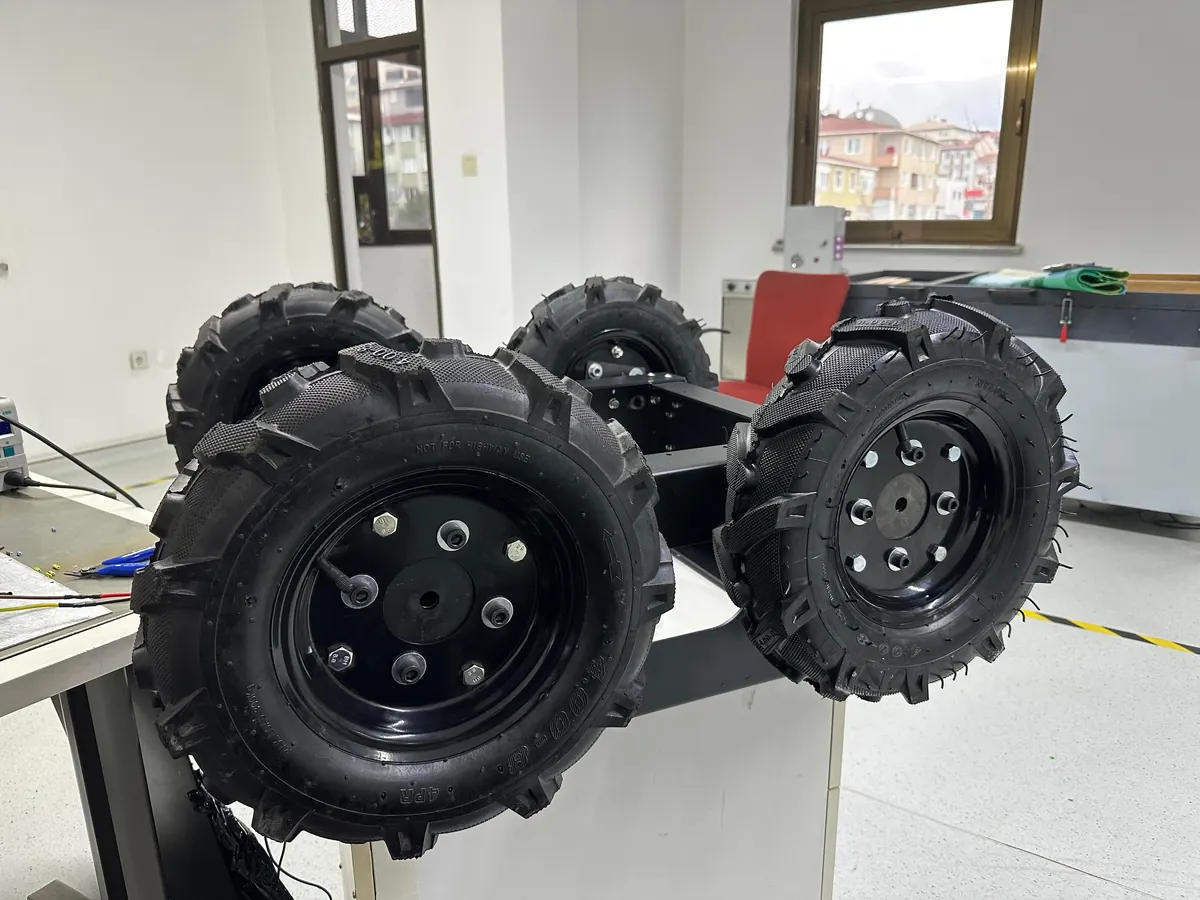 Atölyede sera robotunun arazi tipi tekerlekleri ve güç aktarım parçaları
